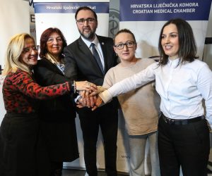 13.02.2023., Zagreb - Hrvatski llijecnicki sindikat, Hrvatska llijecnicka komora, Hrvatska udruga bolnickih lijecnika, Koordinacija hrvatske obiteljske medicine i Inicijativa mladih lijecnika organizirali su konferenciju za medije zbog opceg nezadovoljstva lijecnika stanjem u hrvatskom zdravstvu. predsjednica Koordinacije hrvatske obiteljske medicine Natasa Ban Toskic, predsjednica Hrvatskog lijecnickog sindikata Renata Culinovic, predsjednik Hrvatske lijecnicke komore Kresimir Luetic, predsjednica Hrvatske udruge bolnickih lijecnika Ivana Smit i Mirjana Livojevic iz Inicijative mladih lijecnika Photo: Robert Anic/PIXSELL