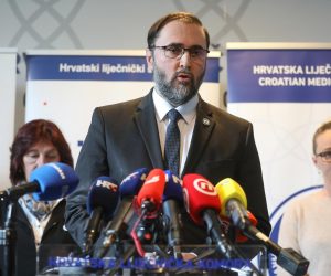 13.02.2023., Zagreb - Hrvatski llijecnicki sindikat, Hrvatska llijecnicka komora, Hrvatska udruga bolnickih lijecnika, Koordinacija hrvatske obiteljske medicine i Inicijativa mladih lijecnika organizirali su konferenciju za medije zbog opceg nezadovoljstva lijecnika stanjem u hrvatskom zdravstvu. predsjednik Hrvatske lijecnicke komore Kresimir Luetic Photo: Robert Anic/PIXSELL