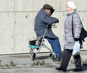 13.02.2023.,Sisak - Setnja je izmorila ovog gospodina koji je na trenutak sjeo na svoje ortopedsko pomagalo,a nakon kraceg odmora krenuo je dalje. Photo: Nikola Cutuk/PIXSELL