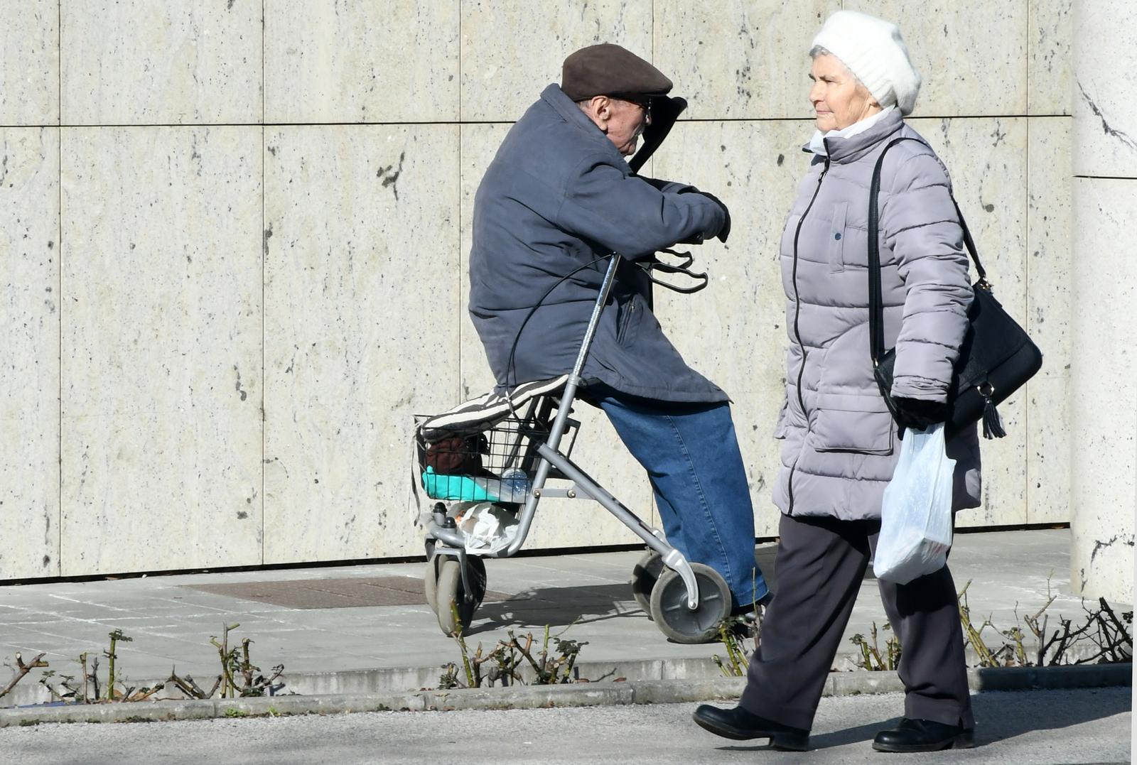 13.02.2023.,Sisak - Setnja je izmorila ovog gospodina koji je na trenutak sjeo na svoje ortopedsko pomagalo,a nakon kraceg odmora krenuo je dalje. Photo: Nikola Cutuk/PIXSELL