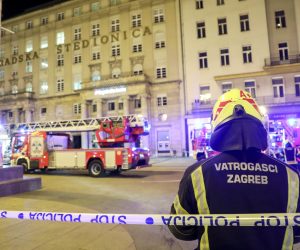 13.03.2023., Zagreb - Danas oko 19 sati na Trgu bana Josipa Jelacica izbio je pozar. Vatra je planula u podrumu lokala pokraj Zagrebacke banke, iz kojeg su izvadjene dvije plinske boce. Photo: Zeljko Hladika/PIXSELL