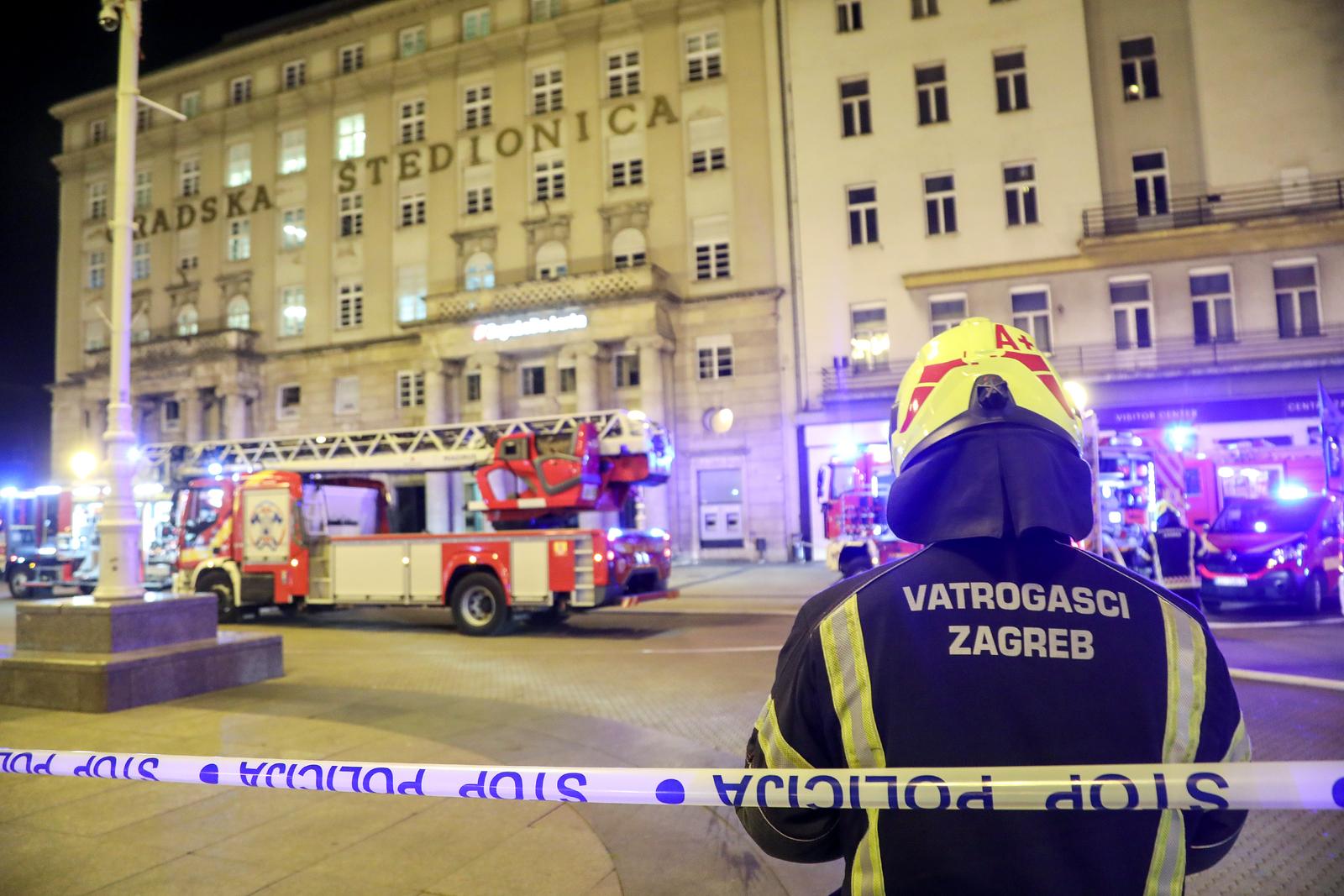 13.03.2023., Zagreb - Danas oko 19 sati na Trgu bana Josipa Jelacica izbio je pozar. Vatra je planula u podrumu lokala pokraj Zagrebacke banke, iz kojeg su izvadjene dvije plinske boce. Photo: Zeljko Hladika/PIXSELL