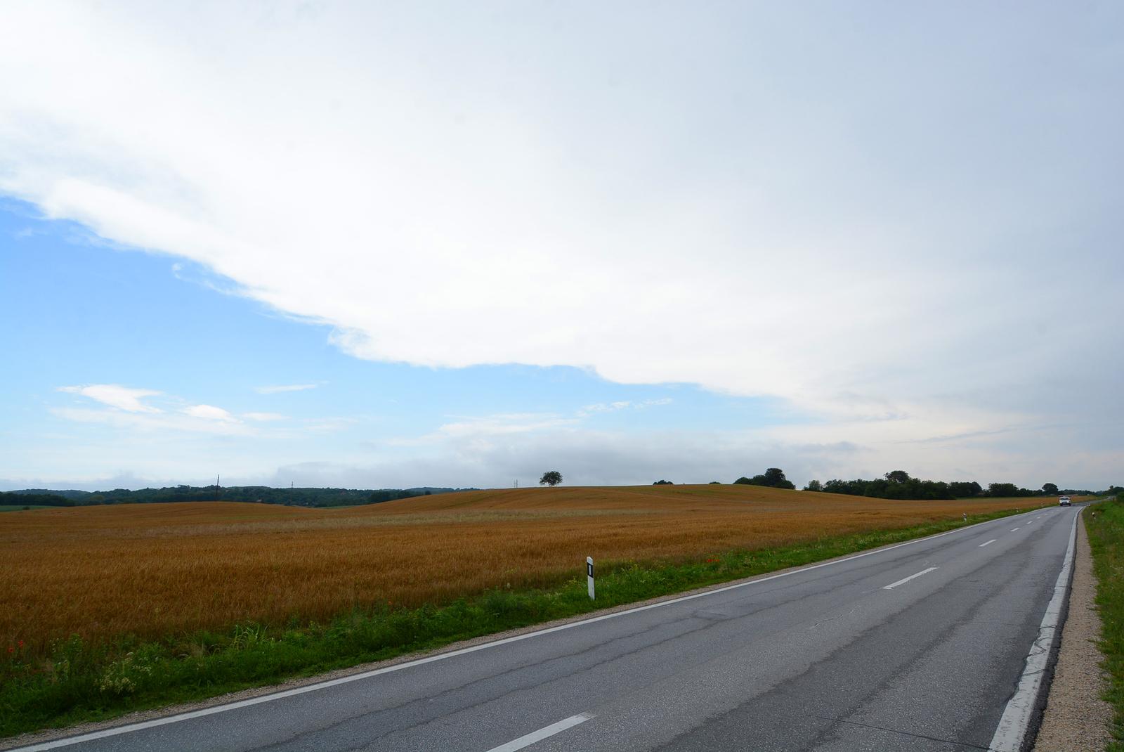 13.06.2018., Koprivnica, Novigrad Podravski - Promjenjivo vrijeme ovih dana stvara brze promjene na nebu, odnosno oblacima, a koji s jedne strane prijete kisom i nevremenom, a s druge pak donose vedrinu i sunce. Od nepogoda najvise strahuju poljoprivrednici (ratari) kako im urod ne bih bio unisten."nPhoto: Damir Spehar/PIXSELL