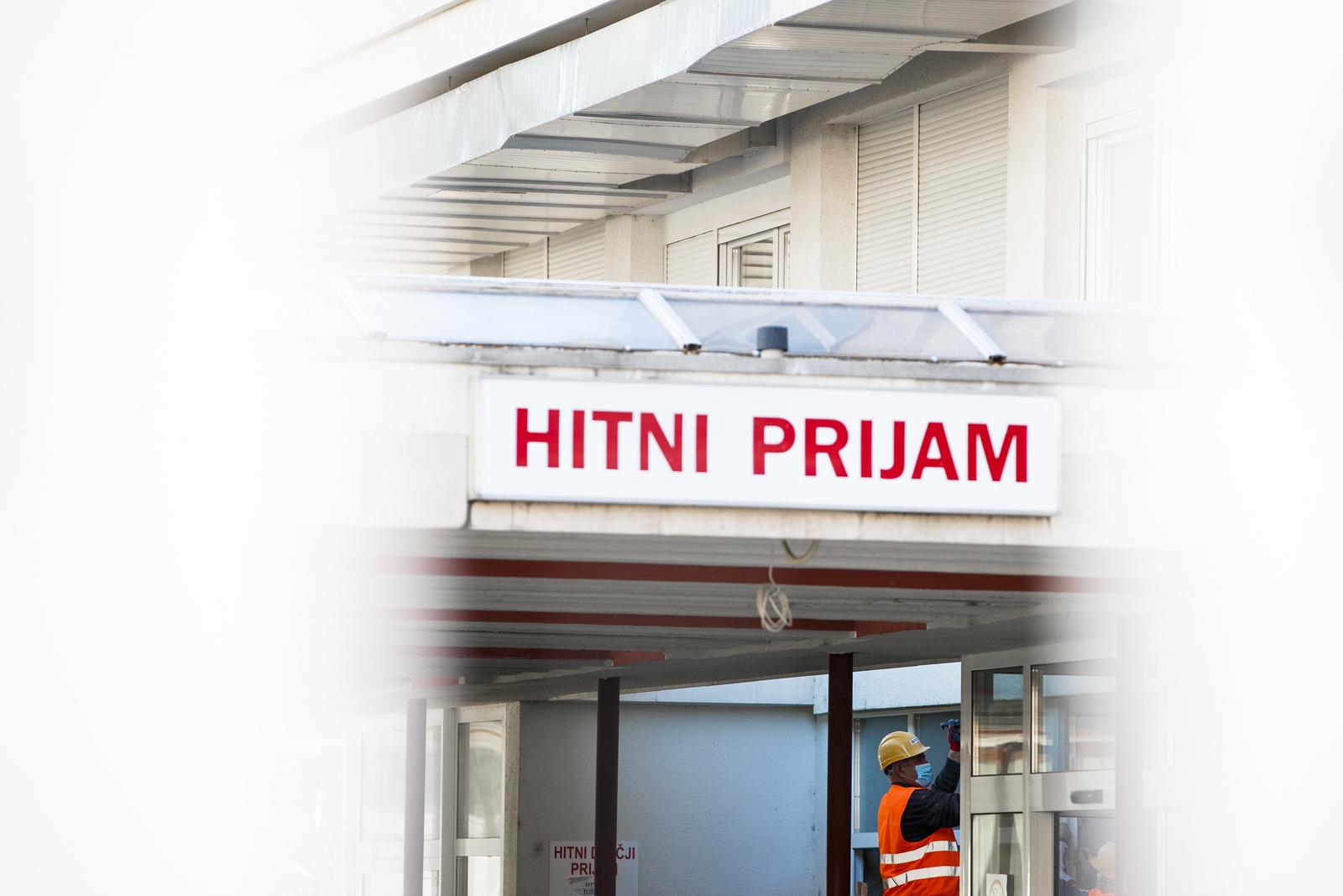 14.01.2022., Split - Ministrica Regionalnog razvoja i fondova Europske unije Natasa Tramisak i ravnatelj KBC Split Julije Mestrovic obisli su gradiliste Objedinjenog hitnog bolnickog prijema (OHBP) KBC-a Split-Firule. Tom prigodom odrzali su konferenciju za medije ispred gradilista OHBP-a, na kojoj su govorili i o projektu Regionalnog transfuzijskog centra, buduci da se oba kapitalna projekta KBC-a Split, na kojima su radovi u tijeku, sufinanciraju iz fondova Europske unije.
   Photo: Milan Sabic/PIXSELL