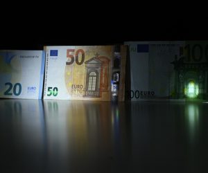 13.01.2023., Zagreb - S noci na subote 14.01. na nedjelju 15.01. zavrsava razdoblje dvojnog optjecaja kune i eura te se od tada moze placati samo eurima. Photo: Marko Lukunic/PIXSELL