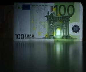 13.01.2023., Zagreb - S noci na subote 14.01. na nedjelju 15.01. zavrsava razdoblje dvojnog optjecaja kune i eura te se od tada moze placati samo eurima. Photo: Marko Lukunic/PIXSELL