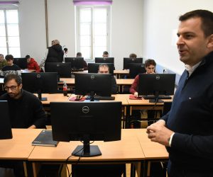 14.03.2023., Bjelovar - Stalno ulaganje u opremu jedan je od oblika unapredjivanja sustava Veleucilista u Bjelovaru. Ljetni semestar zapoceo je s 31 novim racunalom cija vrijednost je 29.000 eura. Takodjer, nabavili su i suvremene medicinske lutke u vrijednosti od 20.000 eura. Veleuciliste je tim povodom obisao gradonacelnik Dario Hrebak. Photo: Damir Spehar/PIXSELL