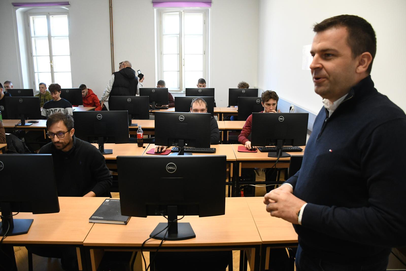 14.03.2023., Bjelovar - Stalno ulaganje u opremu jedan je od oblika unapredjivanja sustava Veleucilista u Bjelovaru. Ljetni semestar zapoceo je s 31 novim racunalom cija vrijednost je 29.000 eura. Takodjer, nabavili su i suvremene medicinske lutke u vrijednosti od 20.000 eura. Veleuciliste je tim povodom obisao gradonacelnik Dario Hrebak. Photo: Damir Spehar/PIXSELL