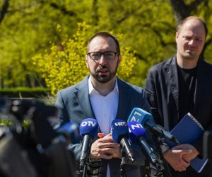 14.04.2022., Zagreb - Gradonacelnik Grada Zagreba Tomislav Tomasevic posjetio je raseljene osobe iz Ukrajine smjestene u Gradu mladih. Tomislav Tomasevic i Luka Korlaet Photo: Josip Regovic/PIXSELL
