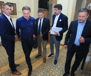 14.06.2017., Osijek - Na Zupanijskom sudu nakratko je nastavljeno sudjenjenje Zdravku i Zoranu Mamicu, bivsem direktoru Dinama Damiru Vrbanovicu i porezniku Milanu Pernaru. Prekinuto je jer se Zdravko Mamic odlucio braniti sam pa je odvjetnicima Slokovic i Prodanovicu otkazao punomoc. r"nPhoto: Davor Javorovic/PIXSELL