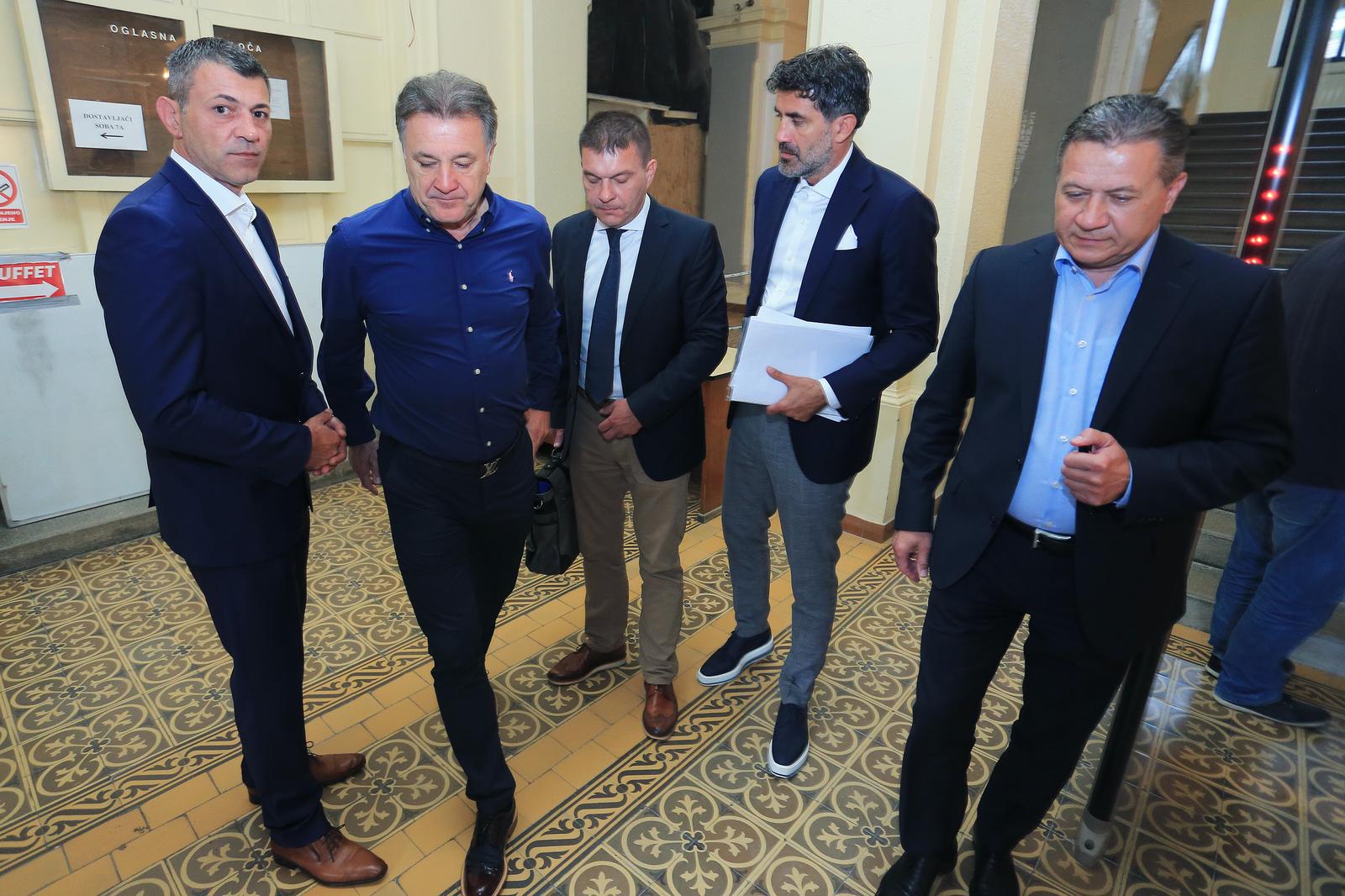 14.06.2017., Osijek - Na Zupanijskom sudu nakratko je nastavljeno sudjenjenje Zdravku i Zoranu Mamicu, bivsem direktoru Dinama Damiru Vrbanovicu i porezniku Milanu Pernaru. Prekinuto je jer se Zdravko Mamic odlucio braniti sam pa je odvjetnicima Slokovic i Prodanovicu otkazao punomoc. r"nPhoto: Davor Javorovic/PIXSELL