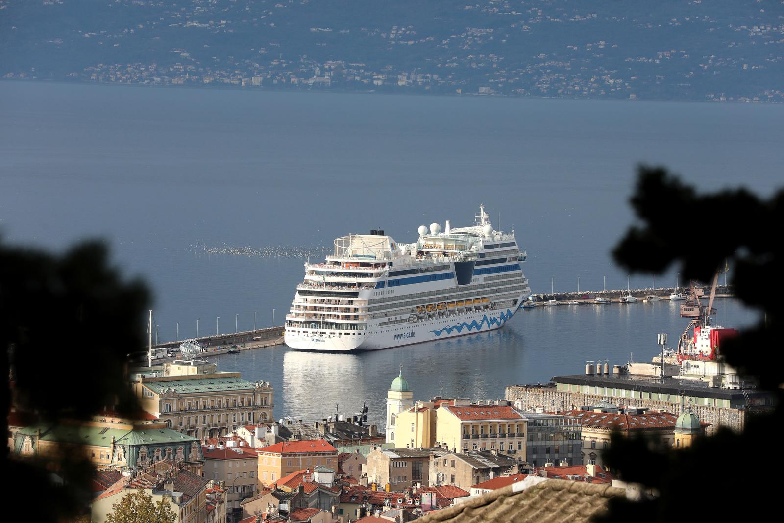 14.11.2022., Rijeka - Turisti na kruzeru AidaBlu koji je u ponedjeljak u jutarnjim satima uplovio u rijecku luku. Photo: Goran Kovacic/PIXSELL