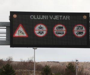 15.03.2023., Rijeka - Jak vjetar otezava promet na kopnu i moru na podrucju krckog mosta, bakarskog zaljeva, Kraljevice, Bakarca, autoceste A6, A7, Grobnika. Photo: Goran Kovacic/PIXSELL