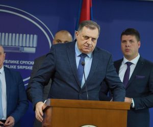 16.03.2023., Narodna skustina RS, Banjaluka (BiH) – Pres konferencija Milorada Dodika, predsjednika RS, nakon sastanka sefova stranaka vladajuce koalicije na nivou RS. Dodik je na pres konferenciji upozorio na moguci izlazak RS iz BiH, ali govorio i o tome da ce licno zabraniti odrzavanje gay parade, kao i da ce sporni Nacrt izmjena i dopuna Krivicnog zakona RS kojim se kriminalizuje kleveta, ipak biti usvojen naredne sedmice na nastavku sjednice NSRS.



  Photo: Dejan Rakita/PIXSELL