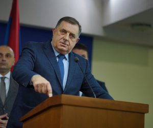 16.03.2023., Narodna skustina RS, Banjaluka (BiH) – Pres konferencija Milorada Dodika, predsjednika RS, nakon sastanka sefova stranaka vladajuce koalicije na nivou RS. Dodik je na pres konferenciji upozorio na moguci izlazak RS iz BiH, ali govorio i o tome da ce licno zabraniti odrzavanje gay parade, kao i da ce sporni Nacrt izmjena i dopuna Krivicnog zakona RS kojim se kriminalizuje kleveta, ipak biti usvojen naredne sedmice na nastavku sjednice NSRS.



  Photo: Dejan Rakita/PIXSELL