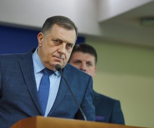 16.03.2023., Narodna skustina RS, Banjaluka (BiH) – Pres konferencija Milorada Dodika, predsjednika RS, nakon sastanka sefova stranaka vladajuce koalicije na nivou RS. Dodik je na pres konferenciji upozorio na moguci izlazak RS iz BiH, ali govorio i o tome da ce licno zabraniti odrzavanje gay parade, kao i da ce sporni Nacrt izmjena i dopuna Krivicnog zakona RS kojim se kriminalizuje kleveta, ipak biti usvojen naredne sedmice na nastavku sjednice NSRS.



  Photo: Dejan Rakita/PIXSELL