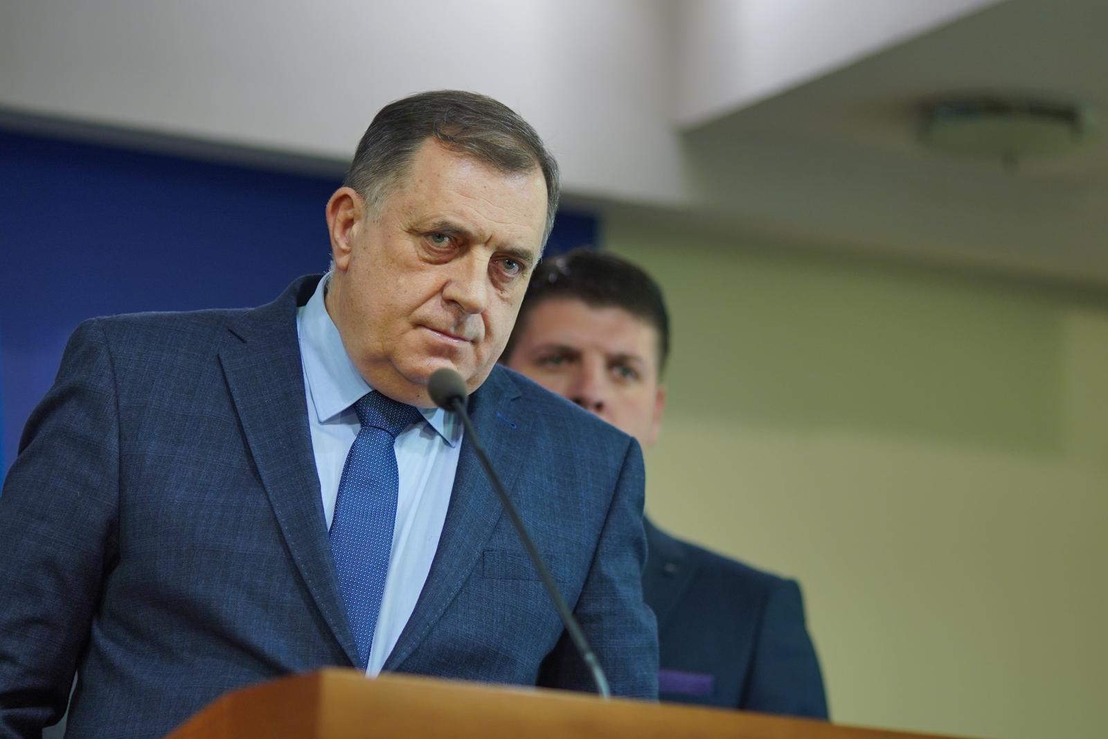 16.03.2023., Narodna skustina RS, Banjaluka (BiH) – Pres konferencija Milorada Dodika, predsjednika RS, nakon sastanka sefova stranaka vladajuce koalicije na nivou RS. Dodik je na pres konferenciji upozorio na moguci izlazak RS iz BiH, ali govorio i o tome da ce licno zabraniti odrzavanje gay parade, kao i da ce sporni Nacrt izmjena i dopuna Krivicnog zakona RS kojim se kriminalizuje kleveta, ipak biti usvojen naredne sedmice na nastavku sjednice NSRS.



  Photo: Dejan Rakita/PIXSELL