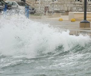 17.01.2015., Vodice - Jako jugo i promjena vremena pogodili veci dio Dalmacije, pa tako i vodicko podrucje.r"nPhoto: Hrvoje Jelavic/PIXSELL