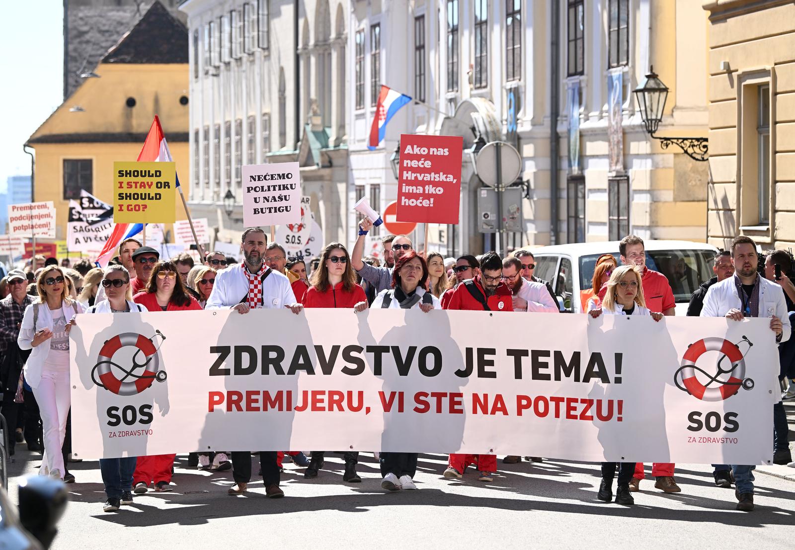 18.03.2023., Zagreb - Pod sloganom "SOS za zdravstvo", pet krovnih lijecnickih udruga organiziralo je veliki prosvjed na Trgu sv. Marka kojim su iskazali nezadovoljstvo svojim statusom, placama, ali i cjelokupnim stanjem u zdravstvenom sustavu.  Photo: Marko Lukunic/PIXSELL