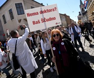 18.03.2023., Zagreb - Pod sloganom "SOS za zdravstvo", pet krovnih lijecnickih udruga organiziralo je veliki prosvjed na Trgu sv. Marka kojim su iskazali nezadovoljstvo svojim statusom, placama, ali i cjelokupnim stanjem u zdravstvenom sustavu.  Photo: Marko Lukunic/PIXSELL