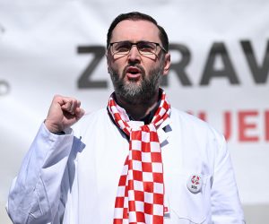 18.03.2023., Zagreb - Pod sloganom "SOS za zdravstvo", pet krovnih lijecnickih udruga organiziralo je veliki prosvjed na Trgu sv. Marka kojim su iskazali nezadovoljstvo svojim statusom, placama, ali i cjelokupnim stanjem u zdravstvenom sustavu. Kresimir Luetic Photo: Marko Lukunic/PIXSELL