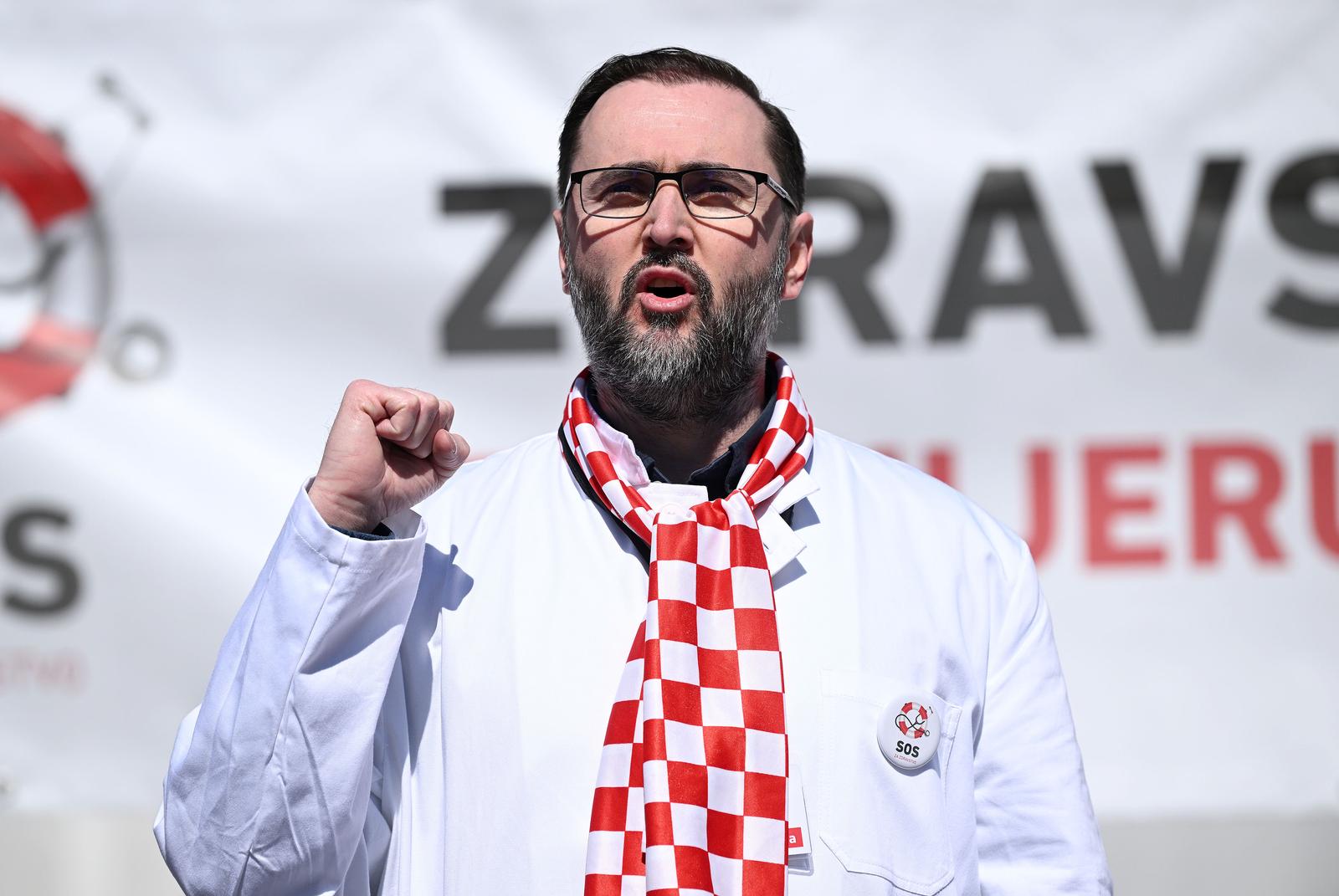 18.03.2023., Zagreb - Pod sloganom "SOS za zdravstvo", pet krovnih lijecnickih udruga organiziralo je veliki prosvjed na Trgu sv. Marka kojim su iskazali nezadovoljstvo svojim statusom, placama, ali i cjelokupnim stanjem u zdravstvenom sustavu. Kresimir Luetic Photo: Marko Lukunic/PIXSELL