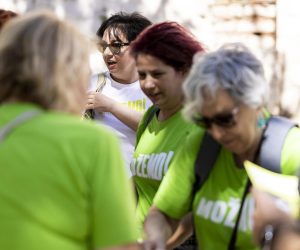 18.06.2022., Split - Kandidatkinja za gradonacelnicu Splita Tamara Viskovic sa zamjenicima i kandidatima za Gradsko vijece Splita liste Mozemo! i Nove ljevice, dijelila je gradanima eko vrecice uz poziv da izadu na izbore u nedjelju, 26. lipnja. Pridruzio joj se i se  gradonacelnik Zagreba Tomislav Tomasevic. Photo: Milan Sabic/PIXSELL