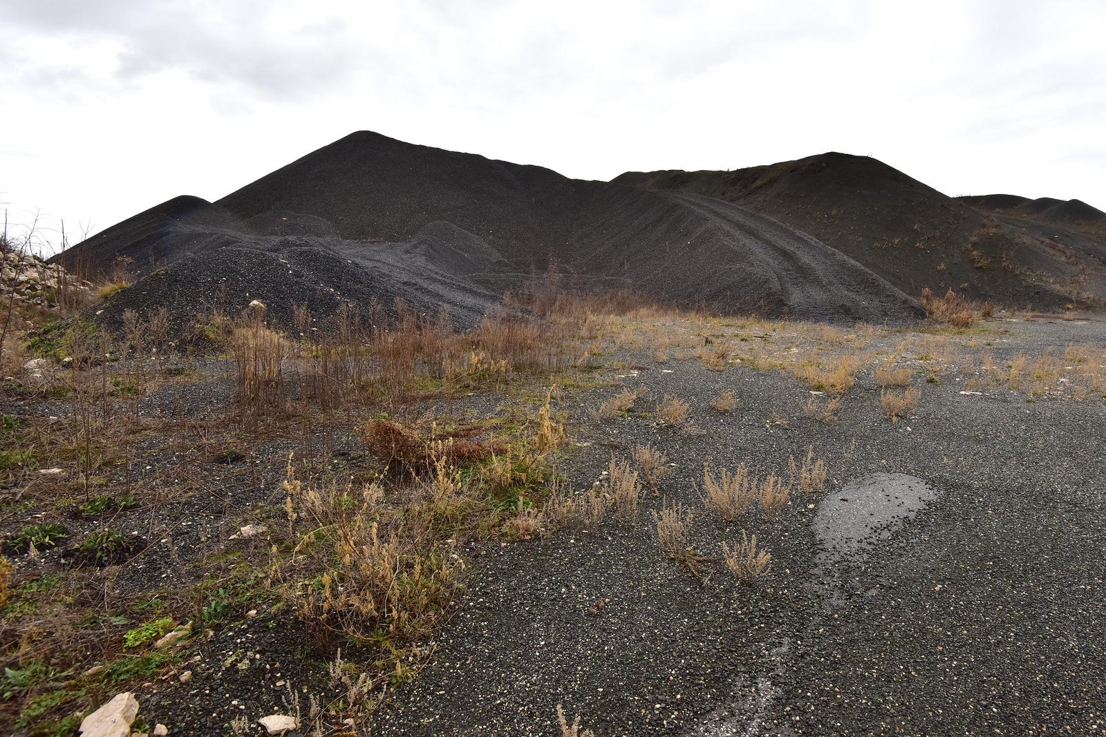 20.01.2015., Biljane - Zdravko Belusic ispred 'crnog brda' u Biljanima Donjim, gdje je deponiran materijal toksican materijal tijekom sanacije sibenskog TEF-a od strane tvrtke MLM. "nPhoto: Dino Stanin/PIXSELL