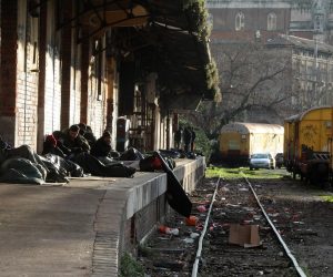 20.01.2023., Rijeka - Dnevno oko dvjestotinjak migranata vlakom pristize u Rijeku i neko vrijeme borave uz zeljeznicki kolodvor.  Nakon sto su ilegalno usli u Hrvatsku, imaju sedam dana da napuste Hrvatsku. Za to vrijeme, gradske vlasti i Crveni kriz pruzaju im humanitarnu pomoc.  Photo: Goran Kovacic/PIXSELL