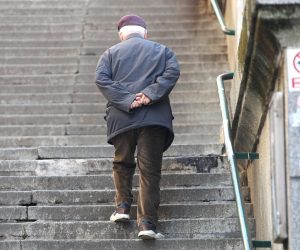 20.02.2023., Zagreb - Umirovljenici u setnji gradom.  Podaci o prosjecnoj placi u RH, koje ce danas objaviti Drzavni zavod za statistiku za dio gradjana ce biti samo jos jedna informacija, dok za umirovljenike cine jedan od dva faktora takozvane svicarske formule po kojoj se izracunava povecanje mirovina zbog rasta cijena i povecanja placa.  Postotka indeksacije mirovina trebao bi biti objavljen do kraja mjeseca, a ocekuje se da ce biti nesto nizi nego u prethodnom razdoblju. Photo: Patrik Macek/PIXSELL