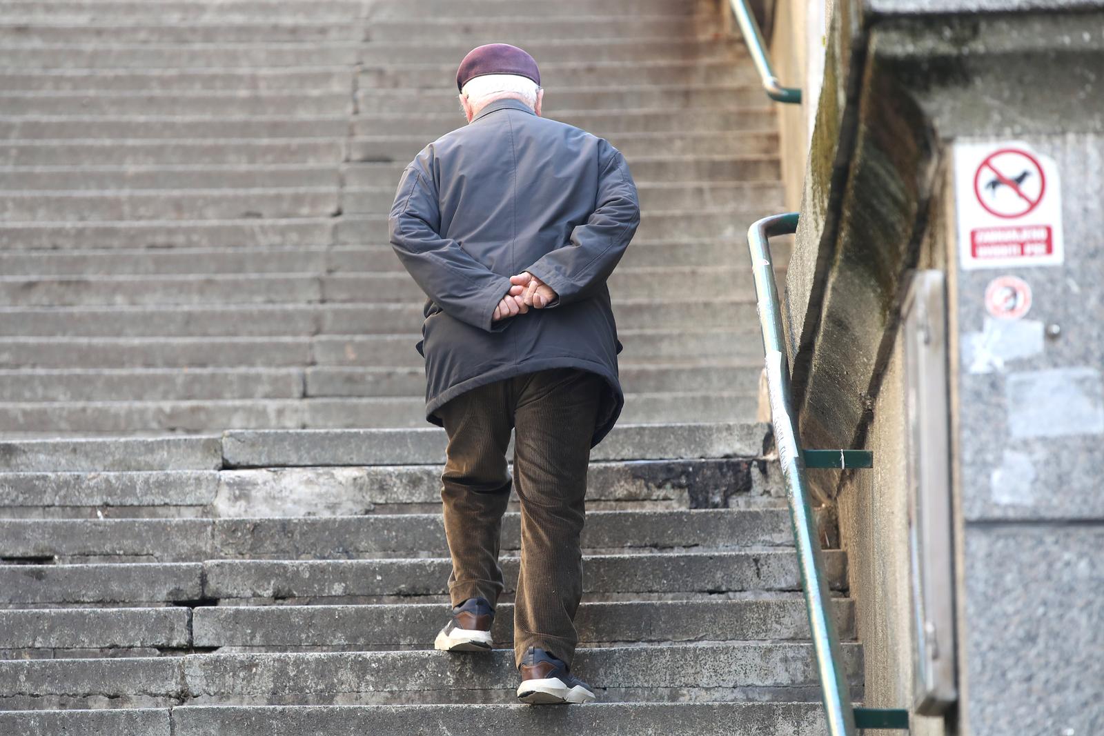 20.02.2023., Zagreb - Umirovljenici u setnji gradom.  Podaci o prosjecnoj placi u RH, koje ce danas objaviti Drzavni zavod za statistiku za dio gradjana ce biti samo jos jedna informacija, dok za umirovljenike cine jedan od dva faktora takozvane svicarske formule po kojoj se izracunava povecanje mirovina zbog rasta cijena i povecanja placa.  Postotka indeksacije mirovina trebao bi biti objavljen do kraja mjeseca, a ocekuje se da ce biti nesto nizi nego u prethodnom razdoblju. Photo: Patrik Macek/PIXSELL