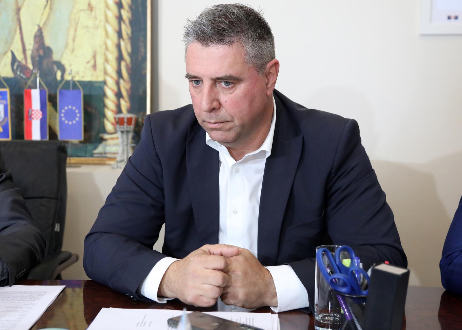 20.02.2023.,Sibenik-U uredu gradonacelnika Grada Sibenika odrzana je konferencija za medije.Tema konferencije je osvrt na dezinformacije vezane uz zemljiste nekadasnje tvornice TEF u Sibeniku te plaze Banj koje su putem medija plasirane u javnost te su uznemirile stanovnike Sibenika.Na konferenciji su, uz predstavnike Grada Sibenika i tvrtke Batizele d.o.o., govorili i predstavnici Zavoda za javno zdravstvo, Instituta Rudjer Boskovic te zastupnik u Hrvatskom saboru Franko Vidovic. Photo: Dusko Jaramaz/PIXSELL