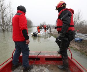 20.03.2018., Mlaka - HGSS-ovci, vatrogasne postrojbe, a od podneva i postrojbe HV-a, prevoze vrece s pijeskom na nasip kako bi obranili okruzeno selo od potopa i izlijevanja rijeke Save. rPhoto: Robert Anic/PIXSELL