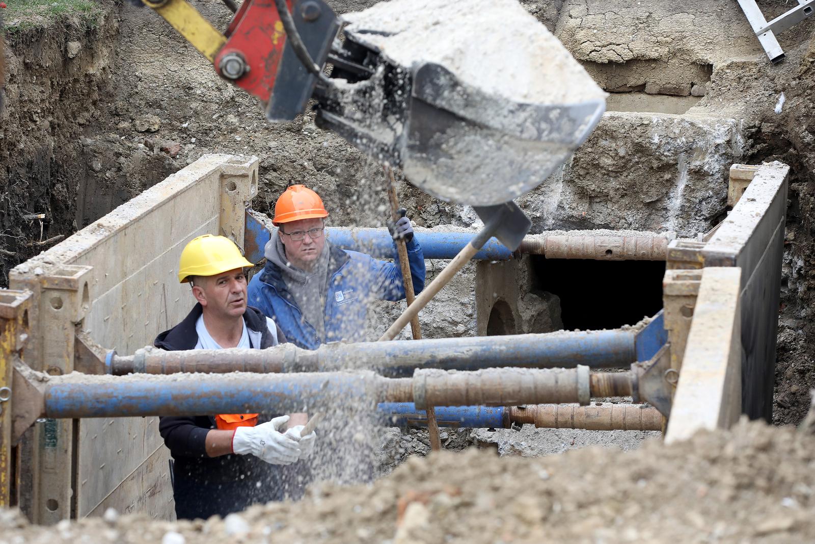 20.03.2023., Zagreb - Nakon sto su prije nekoliko dana prekinuti zbog pronalaska nepoznate konstrukcije u zemlji, nastavljeni su radovi na izgradnji podzemnog spremnika za optad na Kaptolu.. Photo: Patrik Macek/PIXSELL