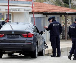 20.03.2023., Prapratno - Iz mora je izvucen osobni automobil koji je sletio u more dok su u njemu bile cetiri osobe. Tri osobe su spasene dok je jedna zenska osoba preminula.  Photo: Grgo Jelavic/PIXSELL
