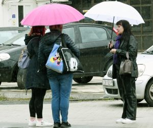 2.03.2023.,Sisak - Kisa nije iznenadila gradjane koji su se pripremili za promjenu vemena.
 Photo: Nikola Cutuk/PIXSELL