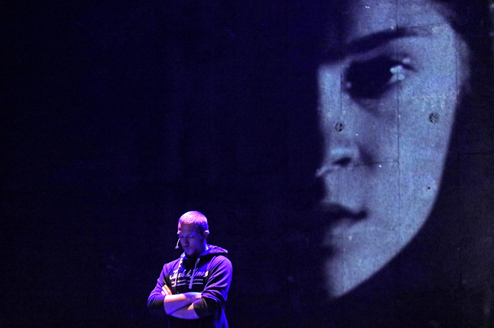 20.03.2023., Sibenik - Povodom svjetskog dana kazalista za mlade u Hrvatskom narodnom kazalistu u Sibeniku odrzano je dramsko, glazbeno-scensko i multimedijalno djelo pod nazivom "Progovori", u izvedbi dramskog studija "Ivana Jelic" iz Sibenika. Djelo govori o problemu obiteljskog nasilja kako iz perspektive zrtava, tako i onih koji mozda njemu nisu izlozeni, ali su njime trajno obiljezeni, djeci. Redateljica ovod djela je Oriana Kuncic. Photo: Dusko Jaramaz/PIXSELL