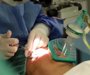20.07.2017. Rijeka - U KBC Rijeka na klinici za oftamologiju obavljena je prva transplantacija roznice u Rijeci. Dr. Iva Dekaris sa suradnicima te pacijenticom.rPhoto: Goran Kovacic/PIXSELL