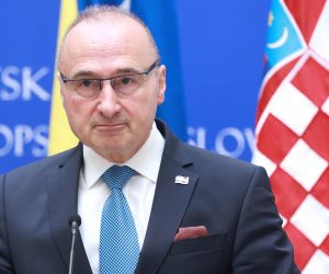 21.02.2023., Zagreb - Ministarstvo vanjiskih i europskih poslova. Ministar vanjskih i europskih poslova Gordan Grlic Radman dao je izjavu medijima nakon sastanka s Elmedinom Konakovicem, ministrom vanjskih poslova Bosne i Hercegovine. Photo: Sanjin Strukic/PIXSELL