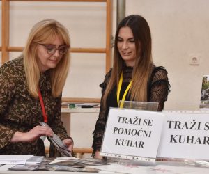 21.03.2017., Knin -rU sportskoj  dvorani srednje skole Lovre Montija u Kninu otvoreni su Dani poslova u turizmu. Projekt je nastao u organizaciji Ministarstva rada i mirovinskoga sustava, Ministarstva turizma, Hrvatskog zavoda za zaposljavanje, Hrvatske turisticke zajednice, Hrvatske gospodarske komore, Hrvatske obrtnicke komore, Hrvatske udruge poslodavaca i Udruge poslodavaca u hotelijerstvu s ciljem osiguranja bolje vidljivosti zanimanja u turizmu i mogucnosti zaposljavanja koje pruza turisticki sektor.rPhoto: Hrvoje Jelavic/PIXSELL