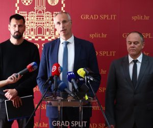 21.03.2023., Split - Konferencija za medije gradonacelnika Ivice Puljka na temu kazne koju je dobio zbog radova na objektu Vila Dalmacija.
Bojan Ivosevic, Ivica Puljak, Antonio Kuzmanic Photo: Miroslav Lelas/PIXSELL