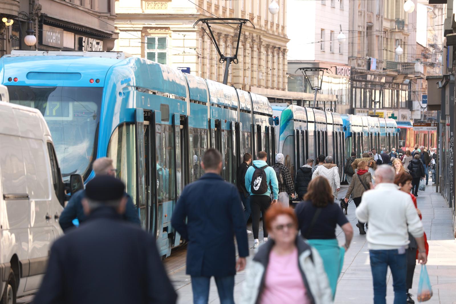 21.03.2023., Zagreb - Trg bana Josipa Jelacica. Gradska svakodnevica u sredistu grada. Prolaznici uzivaju u suncanom danu. Photo: Sanjin Strukic/PIXSELL