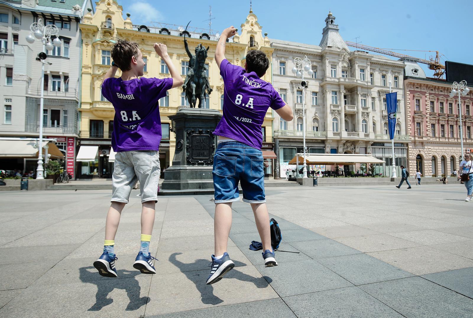 21.06.2022., Zagreb - Trg bana Josipa Jelacica.Uz simpaticne nadimke i imena na majicama u sredistu grada mogli su se vidjeti veseli ucenici osmih razreda osnovne skole kojima je danas bio zadnji dan skole. Photo: Sanjin Strukic/PIXSELL