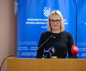 21.11.2022., Velika Gorica - Svecana sjednica Vijeca za djecu u sklopu koje je dodijeljena Nagrada za promicanje prava djeteta u 2022. godini odrzana je u dvorani Puckog otvorenog ucilista u Velikoj Gorici. Suzana Resetar.
 Photo: Davor Puklavec/PIXSELL