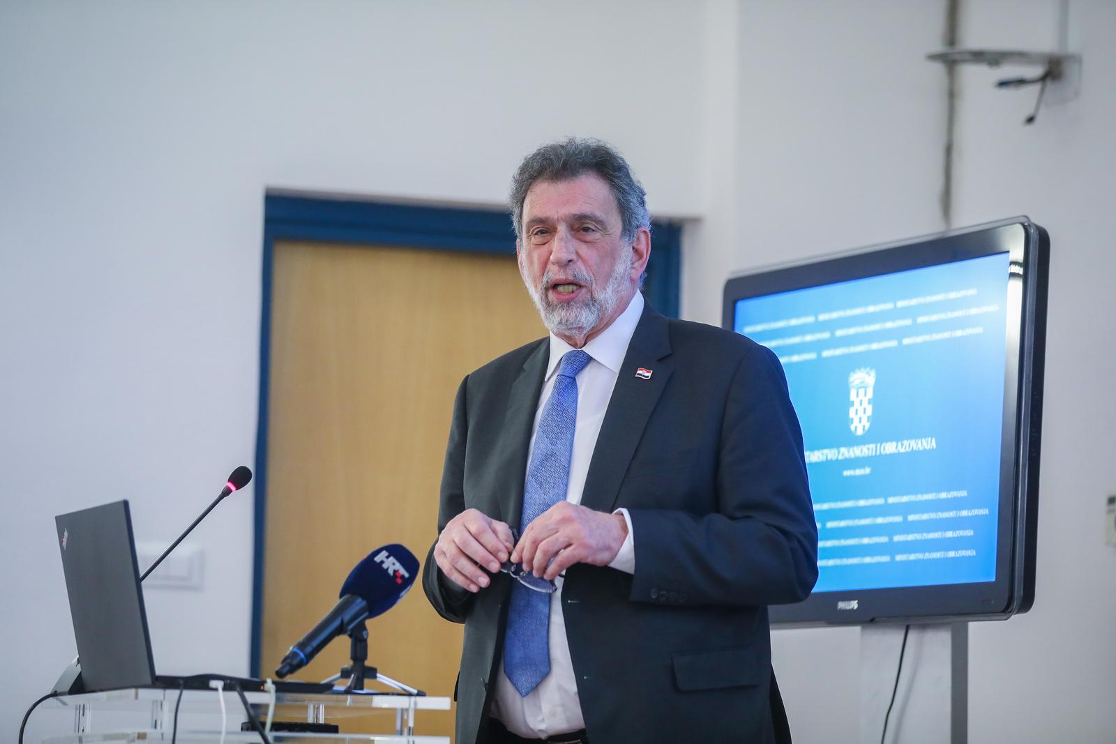 22.03.2023.., Zagreb - U Ministarstvu znanosti i obrazovanja odrzano predstavljanje Javnog poziva osnovnim skolama za podnosenje prijava za sudjelovanje u eksperimentalnom programu Osnovna skola kao cjelodnevna skola. U sklopu navedenog poziva bit ce objavljen i cjeloviti dokument eksperimentalnog modela cjelodnevne skole, a uz ministra znanosti i obrazovanja prof. dr. sc. Radovana Fuchsa predstavili su ga i clanovi radne skupine koja je pripremala spomenuti model. Photo: Slavko Midzor/PIXSELL