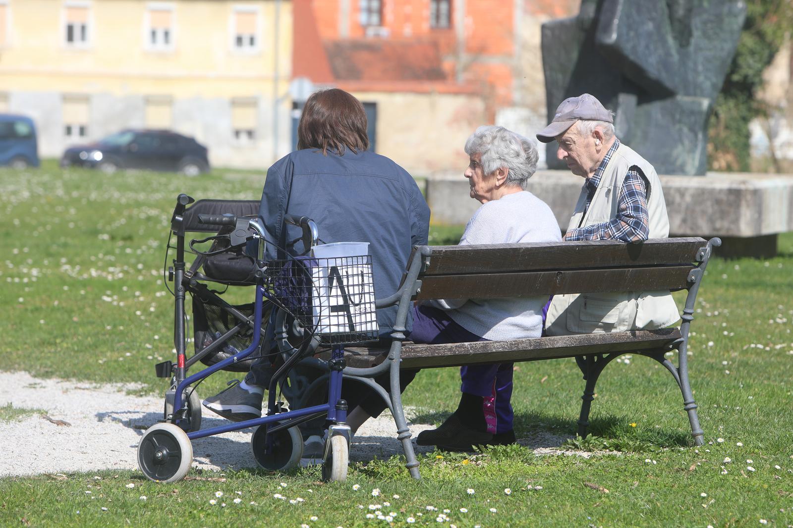 22.03.2023 - Karlovac - Suncan proljetni dan brojni  umirovljenici iskoristili sun za boravak na suncu. Photo: Kristina Stedul Fabac/PIXSELL