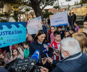 22.03.2023., Mravince - Docek za Dinu Levacic u njezinom rodnom mjestu nakon povratka s Novog Zelanda gdje je peplivala Cookov prolaz, te time postala najmladja koja je preplivala svih sedam maratona "Oceanovih 7". Photo: Zvonimir Barisin/PIXSELL