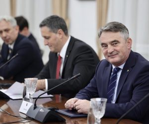 22.11.2022., Sarajevo, Bosna i Hercegovina - Clanovi Predsjednistva BiH Zeljko Komsic i Denis Becirovic primili su specijalnog izaslanika UK Velike Britanije i Sjeverne Irske za Zapadni Balkan sir Stuarta Peacha. Photo: Armin Durgut/PIXSELL
