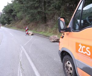23.01.2023.,Omis- Nedugo nakon odrona koji se dogodio na cesti Omis-Radmanove mlinice nesto prije 11 i 30 zapocela je sanacija prometnice te se promet odvija naizmjenicno jednim prometnik trakom.
  Photo: Ivo Cagalj/PIXSELL