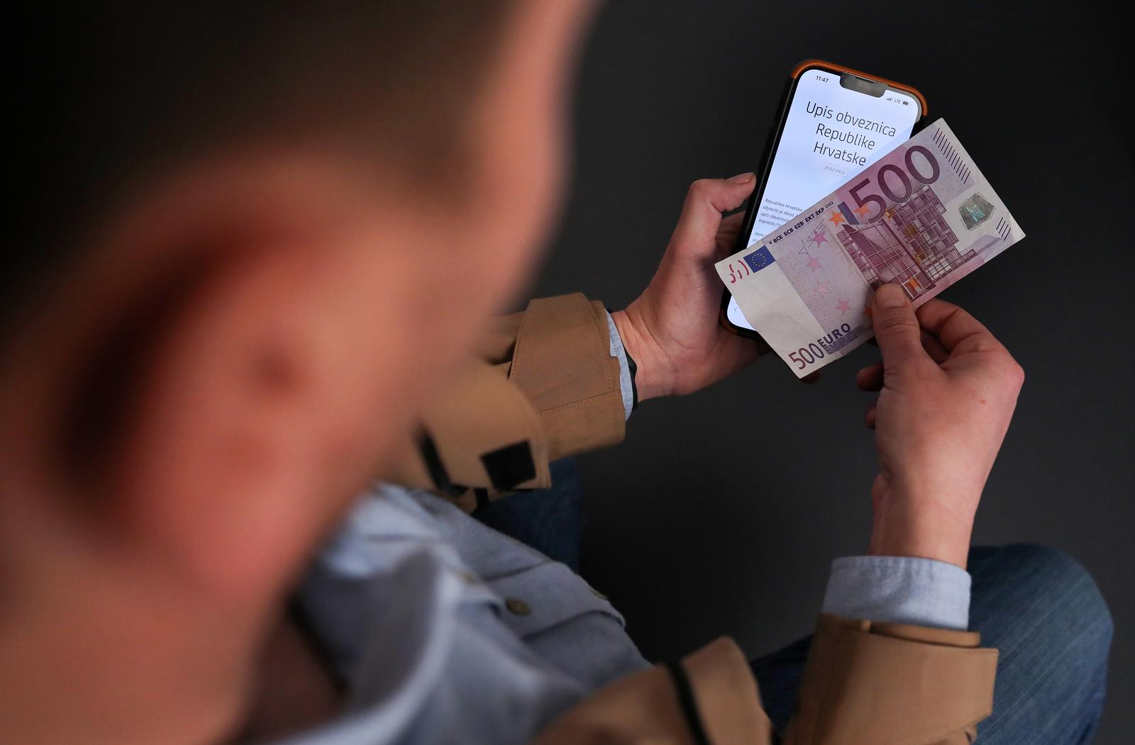 23.02.2023., Zagreb, Ministarstvo financija objavilo je javni poziv za izdavanje obveznica koje su ponudjene gradjanima. Upis pocinje u srijedu i trajat ce tjedan dana u poslovnicama banaka koje sudjeluju u tom postupku. Najmanji ulog je 500 eura, a rok dospijeca dvije godine. Kamatna stopa je 3,25 posto. Prvim tzv. narodnim obveznicama u novijoj hrvatskoj povijesti Vlada zeli prikupiti milijardu eura Photo: Emica Elvedji/PIXSELL